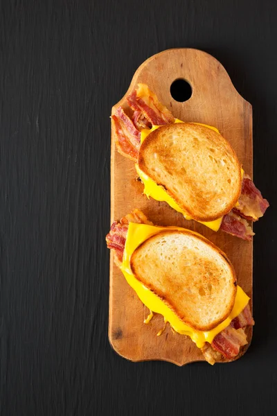 Sandwich Fromage Grillé Bacon Fait Maison Sur Une Planche Bois — Photo