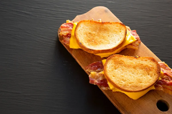 Sandwich Fromage Grillé Bacon Fait Maison Sur Une Planche Bois — Photo
