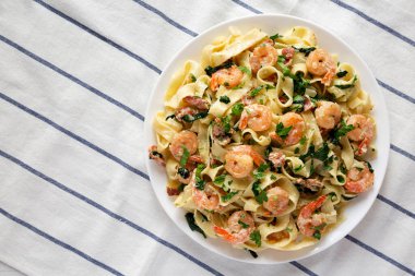 Tabakta ev yapımı Ispanaklı Pastırmalı Alfredo. Dümdüz, tepeden, yukarıdan. Boşluğu kopyala.