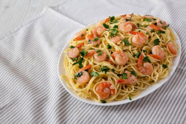 Makarnalı ev yapımı karidesli Scampi. Metin için boşluk.