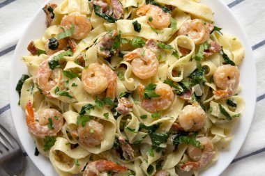 Tabakta ev yapımı Ispanaklı Pastırmalı Alfredo. Dümdüz, tepeden, yukarıdan. Yakın plan..