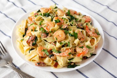 Tabakta ev yapımı Ispanaklı Pastırmalı Alfredo..