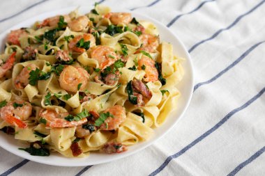 Tabakta ev yapımı Ispanaklı Pastırmalı Alfredo. Boşluğu kopyala.