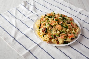 Tabakta ev yapımı Ispanaklı Pastırmalı Alfredo. Metin için boşluk.