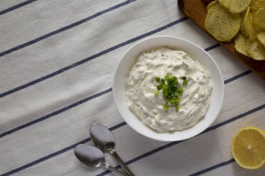 Patates cipsli ev yapımı midye dalışı. Dümdüz, tepeden, yukarıdan. Boşluğu kopyala.