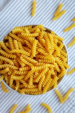 Çiğ Organik Rotini Pasta Pişirmeye Hazır. Üst manzara, yukarıdan, düz yatıyordu.. 
