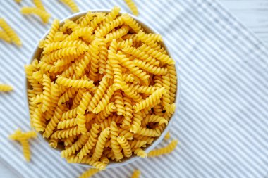 Çiğ Organik Rotini Pasta Pişirmeye Hazır. Üst manzara, yukarıdan, düz yatıyordu. Metin için boşluk.