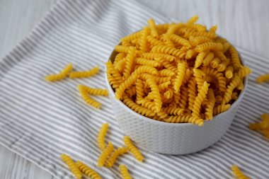Çiğ organik Rotini Pasta pişmeye hazır, düşük açılı. Boşluğu kopyala.
