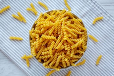 Çiğ Organik Rotini Pasta Pişirmeye Hazır. Üst manzara, yukarıdan, düz yatıyordu.. 