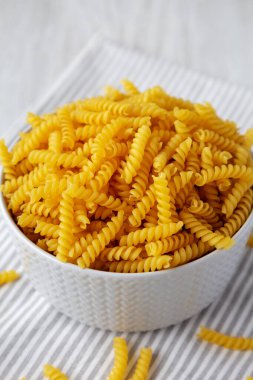 Çiğ Organik Rotini Pasta Pişirmeye Hazır, yan görüş. Yakın plan..