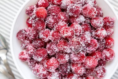 Kırmızı şekerli yaban mersini kasesi, üst manzara. Yakın plan..