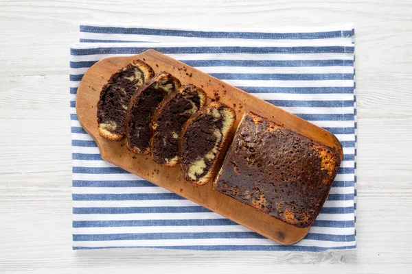 Gâteau Fait Maison Chocolat Marbre Vanille Sur Une Planche Bois — Photo