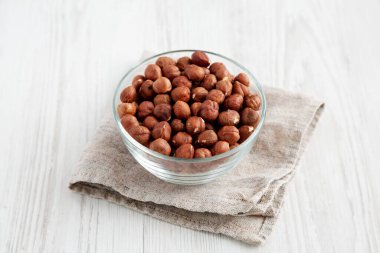 Bir kasede kabuksuz fındık, yan manzara..