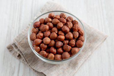 Bir kasede kabuksuz fındık, düşük açılı.. 