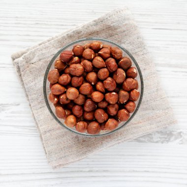 Bir kâsede kabuksuz fındık, üst manzara. Dümdüz, tepeden, yukarıdan. 