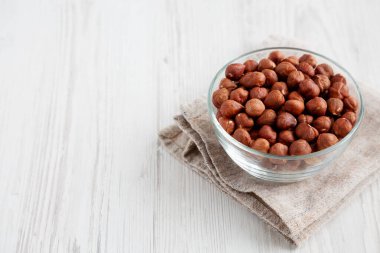 Kabuksuz fındık kabuğu. Düşük açılı. Boşluğu kopyala.