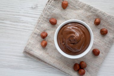 Ev yapımı çikolatalı fındık ezmesi. Bir kâseye serpiştirilmiş. Manzaralı. Yukarıdan, yukarıdan, dümdüz. Metin için boşluk.