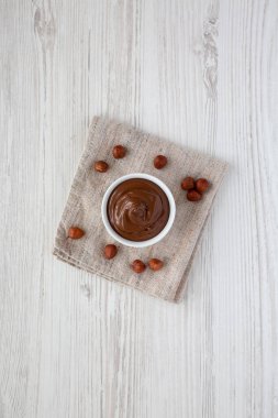 Ev yapımı çikolatalı fındık ezmesi. Bir kâseye serpiştirilmiş. Manzaralı. Yukarıdan, yukarıdan, dümdüz. 