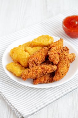 Beyaz ahşap arka planda tatlı ve ekşi soslu ev yapımı Nuggets ve Tavuk Tenders, düşük açılı.. 