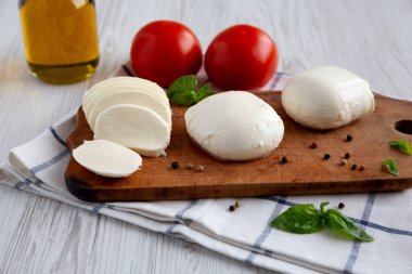 Domates, fesleğen ve zeytinyağlı ev yapımı Mozzarella peyniri..