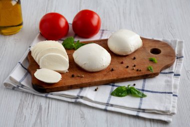 Domates, fesleğen ve zeytinyağlı ev yapımı Mozzarella peyniri.. 