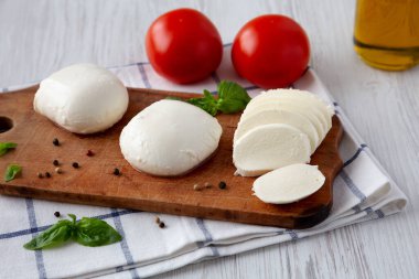 Ev yapımı Mozzarella peyniri, domates, fesleğen ve zeytinyağı, düşük açılı.. 
