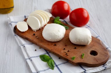 Ev yapımı Mozzarella peyniri, domates, fesleğen ve zeytinyağı, düşük açılı.. 