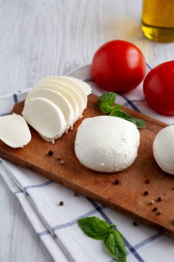 Domates, fesleğen ve zeytinyağlı ev yapımı Mozzarella peyniri.. 