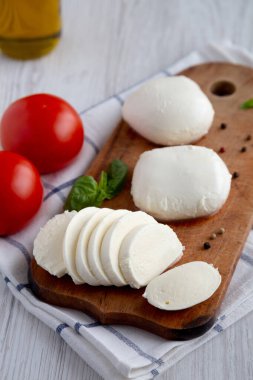 Domates, fesleğen ve zeytinyağlı ev yapımı Mozzarella peyniri.. 