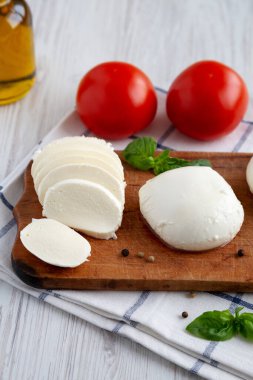 Ev yapımı Mozzarella peyniri, domates, fesleğen ve zeytinyağı, düşük açılı.. 