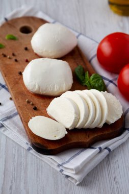 Domates, fesleğen ve zeytinyağlı ev yapımı Mozzarella peyniri.. 