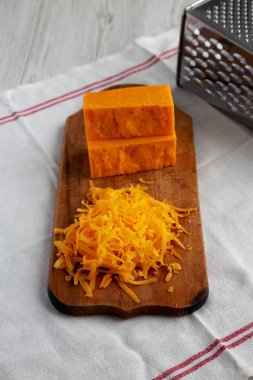 Kırsal ahşap bir tahtanın üzerinde doğranmış Çedar Peyniri.. 