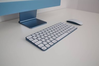 Kablosuz klavyesi ve faresi olan masaüstü bilgisayarı. Yeni model çok renkli Apple iMac