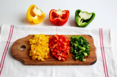 Köy tahtasında doğranmış taze renkli biberler, yan görüş.