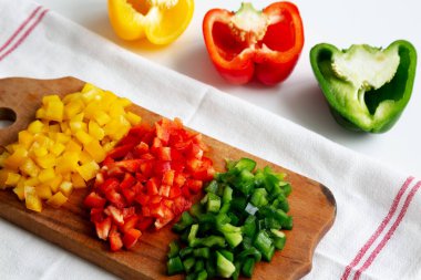 Köy tahtasında doğranmış taze renkli biberler, yan görüş. Metin için boşluk.