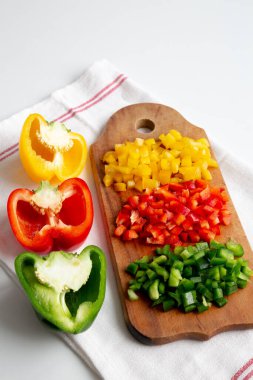 Kırsal ahşap tahtada doğranmış taze biber. Düşük açılı. Boşluğu kopyala.