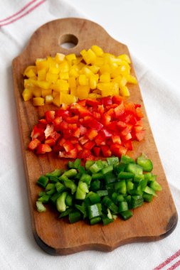 Köy tahtasında doğranmış taze renkli biberler, yan görüş.. 