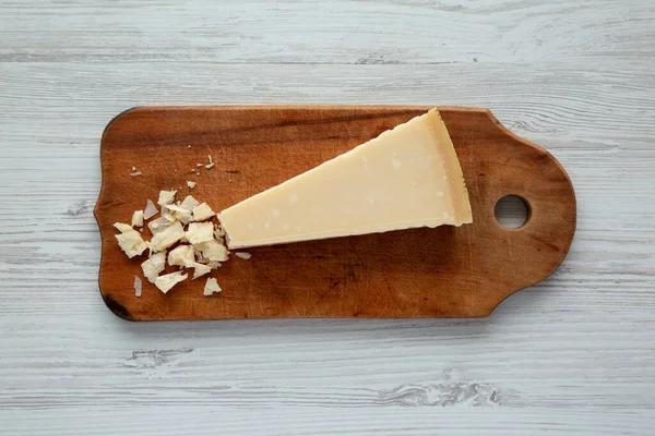 Ein Stück Parmigiano Reggiano Auf Einem Rustikalen Holzbrett Auf Weißem — Stockfoto