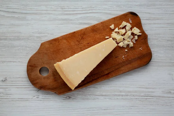 Ein Stück Parmigiano Reggiano Auf Einem Rustikalen Holzbrett Auf Weißem — Stockfoto