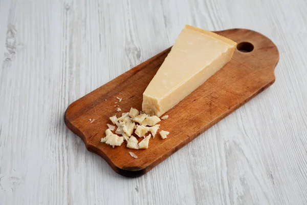 Ein Stück Parmigiano Reggiano Auf Einem Rustikalen Holzbrett Auf Weißem — Stockfoto