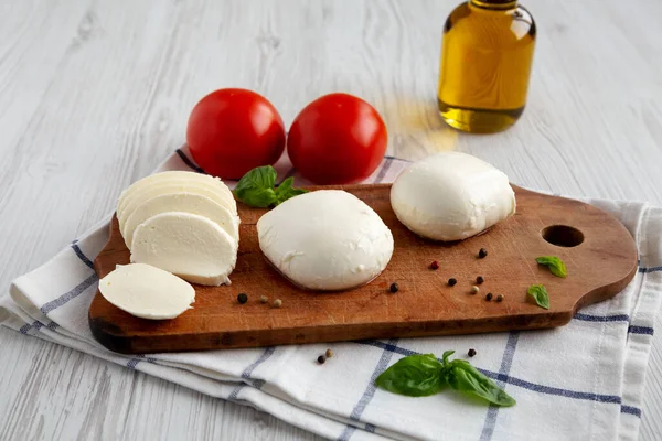 自家製モッツァレラチーズトマト バジル オリーブオイル サイドビュー — ストック写真