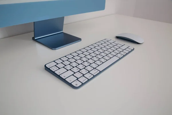 Desktop Computer Met Draadloos Toetsenbord Muis Nieuw Model Veelkleurige Apple — Stockfoto