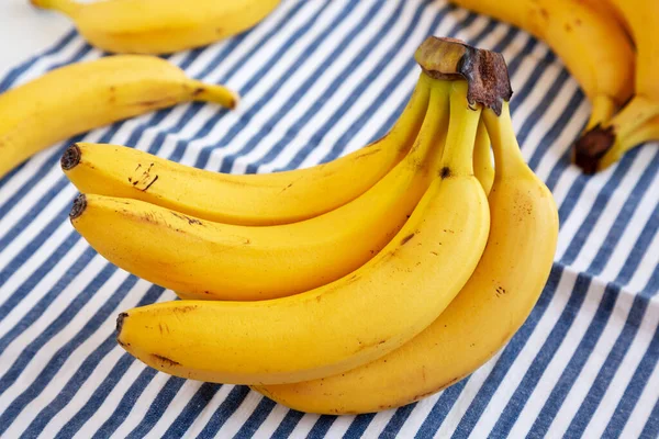 Plátanos Orgánicos Crudos Sobre Tela Vista Lateral — Foto de Stock