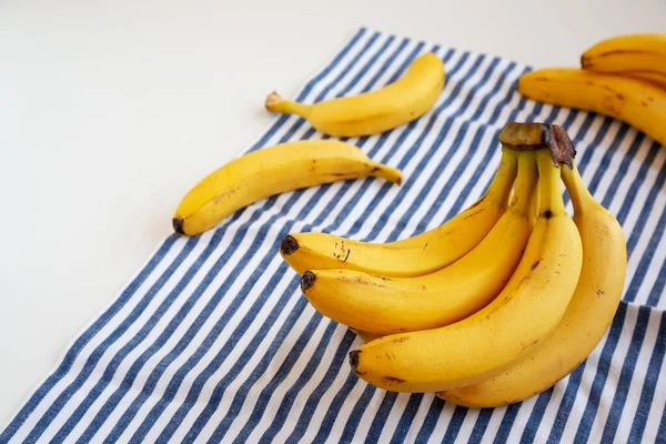 Органические Бананы Ткани Вид Низкого Угла Копирование Пространства — стоковое фото