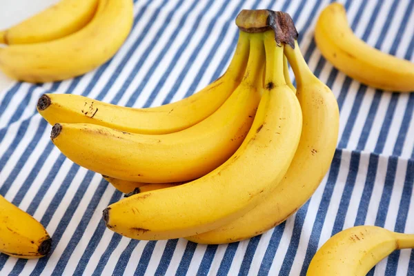 Plátanos Orgánicos Crudos Sobre Tela Vista Lateral Primer Plano — Foto de Stock