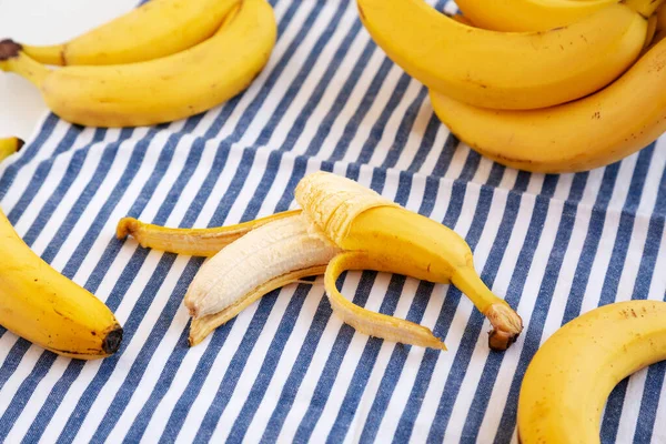 Plátanos Orgánicos Crudos Sobre Tela Vista Lateral — Foto de Stock