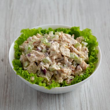 Beyaz kâse içinde marullu ev yapımı tavuk salatası.. 