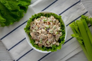 Beyaz Kasede Marullu Ev Yapımı Tavuk Salatası, üst manzara. Dümdüz, tepeden, yukarıdan. 