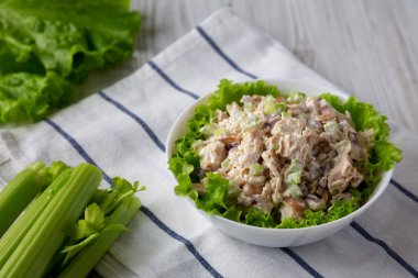 Beyaz kâse içinde marullu ev yapımı tavuk salatası.. 