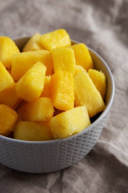 Organik Donmuş Ananas Kasedeki Dilimler, yan görünüm. 
